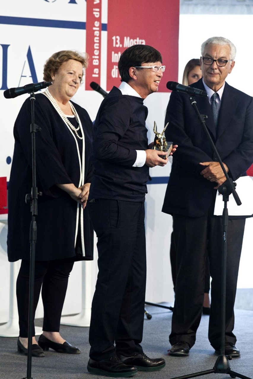 Toyo Ito, Golden Lion for Best National Participation to Japan. On the left minister Cancellieri, on the right the Biennale's president Baratta. Photo Francesco Galli (courtesy la Biennale di Venezia)