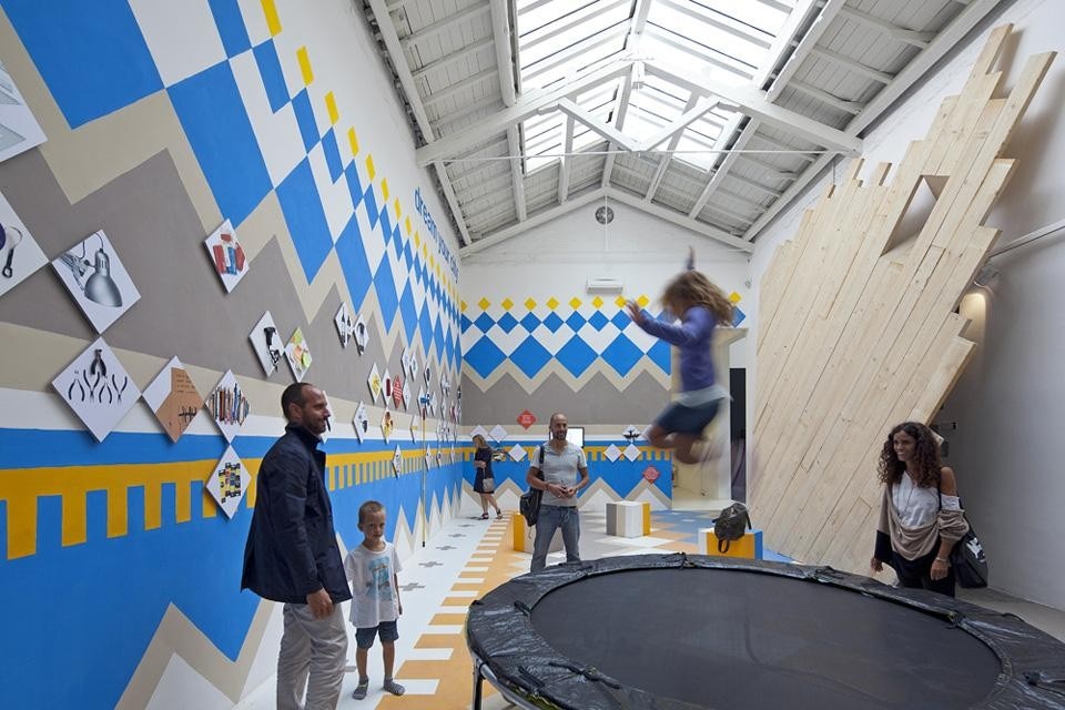 The playful trampoline of Ecosistema Urbano at <em>SpainLab</em>, the Spanish Pavilion at the Venice Architecture Biennale. Photo by Michael Moran / Contrasto Italy / OTTO