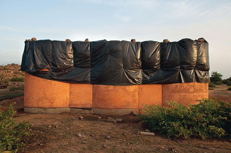 The Burkina-born architect
had always built his earlier
projects with bricks made
from local clay. But for this
high school he has changed
his construction method: he
treats clay here as concrete
cast on the spot. He then
adds gravel, cement, sand
and lime, cast in reusable
metal forms