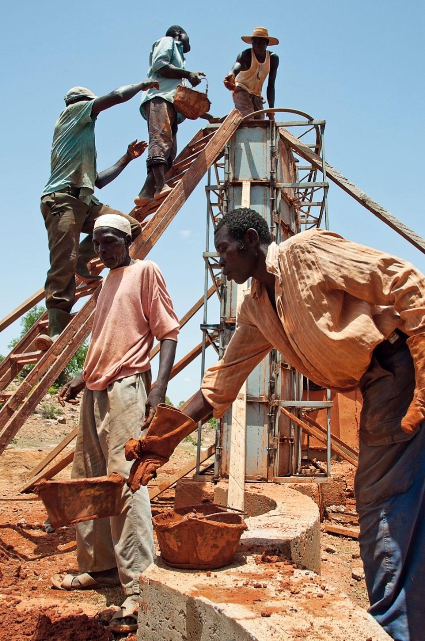 A chain of people help to
build the outer walls of the
high school designed by Kéré
for the village of Gando in
Burkina Faso. The project
will provide 12 classrooms
divided over 5 pavilions,
plus an auditorium and
a number of service buildings