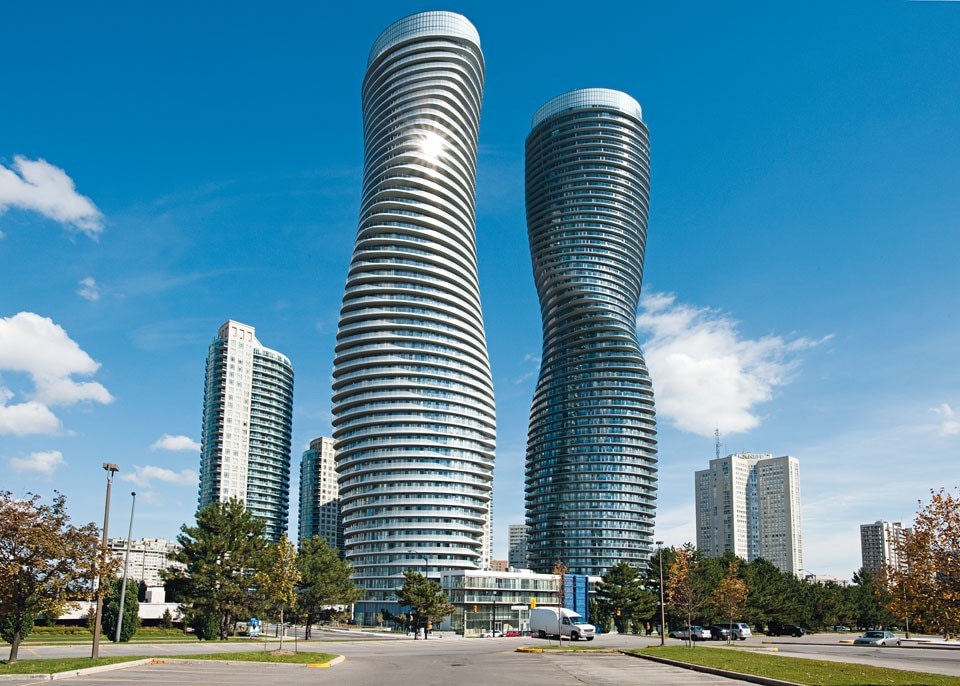 Opening: With heights of 179.5 and 161 metres, the two buildings have 56 and 50 storeys respectively. They are part of an urban development scheme that includes five towers in all, three of which were designed by other architects. Above: The Absolute Towers
rise in Mississauga,
a municipality with some
713,443 inhabitants that
developed autonomously
from a suburb of Toronto to
become Canada’s sixth most
populous city. The towers
were built after a limited
architectural competition
launched by two private
developers: Fernbrook
Homes and Cityzen
Development Group