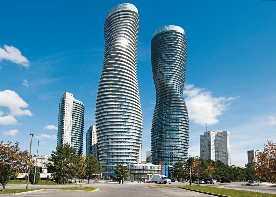 Opening: With heights of 179.5 and 161 metres, the two buildings have 56 and 50 storeys respectively. They are part of an urban development scheme that includes five towers in all, three of which were designed by other architects. Above: The Absolute Towers
rise in Mississauga,
a municipality with some
713,443 inhabitants that
developed autonomously
from a suburb of Toronto to
become Canada’s sixth most
populous city. The towers
were built after a limited
architectural competition
launched by two private
developers: Fernbrook
Homes and Cityzen
Development Group