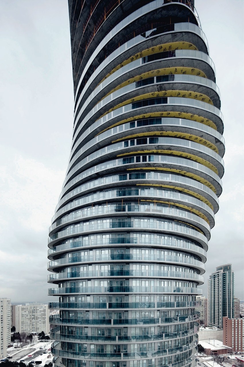 The project dismisses
the conventional idea of
the skyscraper as a rigid
structure by shifting
attention towards softer
forms that suggest the human
body. It is therefore not
surprising that Mississauga’s
inhabitants have nicknamed
the two buildings “Marilyn
Monroe Towers”