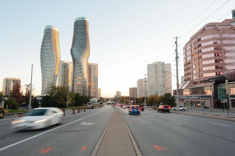 The towers rise above
the intersection of two main
thoroughfares (Hurontario
and Burnhamthorpe) and
have already assumed the
role of gateway to the city.
According to the architects,
“These buildings are more
than just a functional
machine: they are a
landmark. Their form
is sculptural”