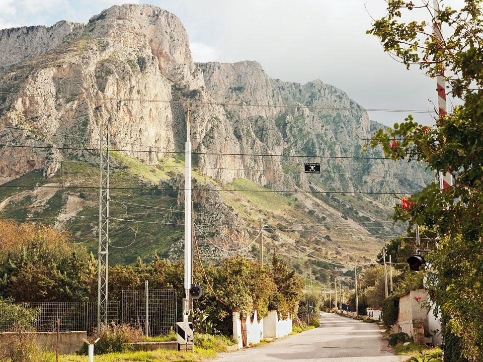 Top: For years the Ionian-Reggio
’ndrangheta clans have been
infiltrating public contracts
in the Cinisi region, including bids
for the modernisation of
Highway 106. They have a
widespread grip on every
stage of these works: from
concrete to labour, site
supplies, sub-contracting
and equipment hire. This
abandoned road-building site
on the 106 Ionica Highway, in
Calabria, was seized in 2007
under a court order, after the
collapse of a tunnel caused
by the use of low-strength
concrete. In a tapped phone
conversation, Vincenzo
Capozza, director of Anas (the
Italian Roads Authority) said:
“The inverted arch should
have followed the face, and
the tunnels should have been
at 50 metres… If these things
are underestimated, this is
what happens.” He went on
to prepare a strategy to avoid
responsibility: “No, we’ll
blame the mountain, that’s for
sure, it’s obvious…” Capozza
has since been arrested and
the road-building site is still
unfinished. Above: Cinisi. The
stretch of the Palermo-Trapani
railway where the corpse
of Peppino Impastato was
found, 9 May 1978