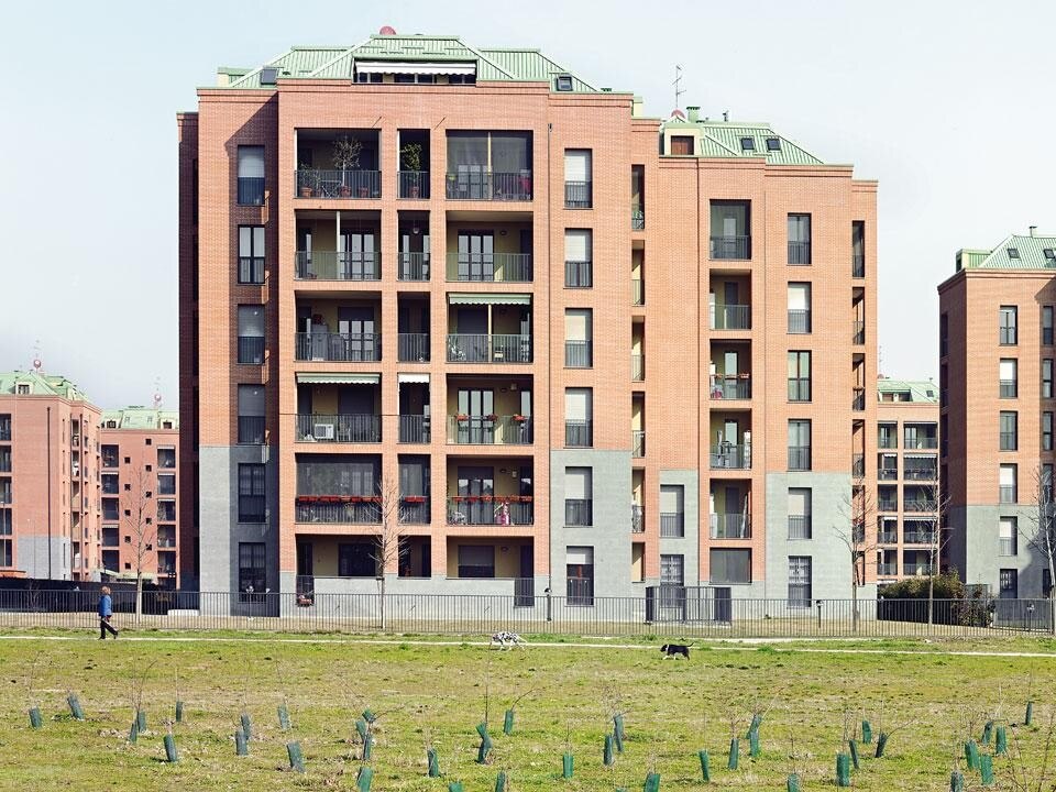 The Buccinasco Più housing
development on the outskirts
of Milan. Work began at the
end of 2004; in July 2008,
members of the Barbaro-
Papalia clan who worked
on building sites in the area
were arrested. According to
magistrates, polluted earth
was used as infill for roads
in the district and even for
the playground on the Spina
Verde housing complex.
The Barbaro clan’s trucks
operated under the protection
of companies belonging
to Lombard entrepreneur
Maurizio Luraghi, who was
sentenced in 2010 for having
associations with organised
crime. In March 2012, the sentence has been annulled and the process reinstated