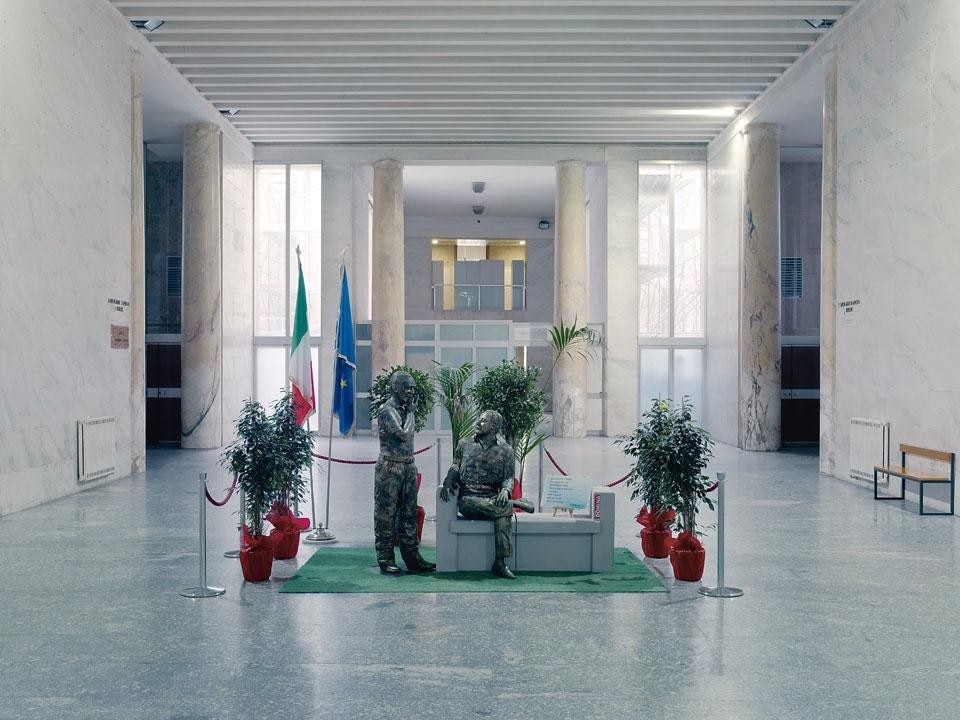 Statues of magistrates
Giovanni Falcone and Paolo
Borsellino, by Palermo-based
sculptor Tommaso Domina.
Unveiled in Via Libertà in
Palermo in the summer of
2010, they were vandalised by
unknown delinquents less than
24 hours later. The statues
were subsequently relocated
to the atrium of the Palermo
Law Courts