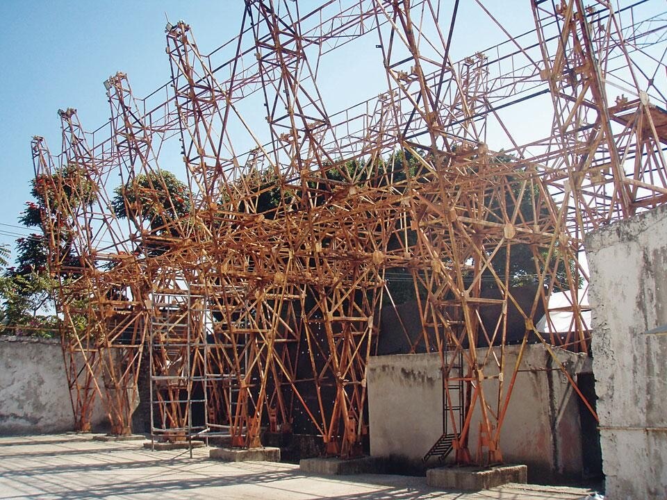 The original support of the
murals, which the architects
reversed to create an access
through the square