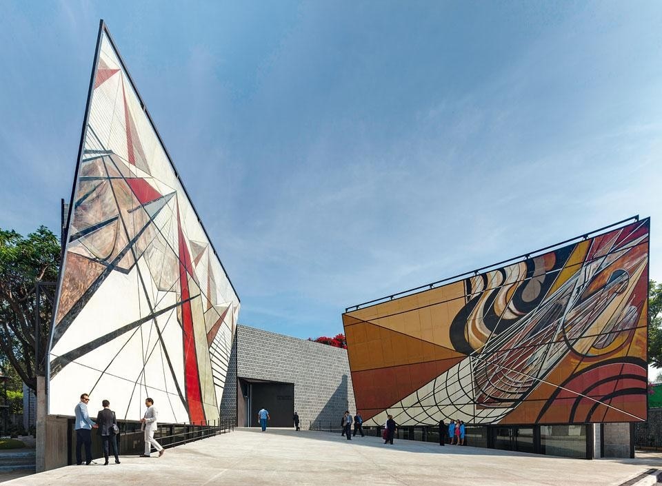 The two murals by
Siqueiros, together with a
third, were originally situated
in the courtyard of his atelier/
home. Escobedo turned the
court into a square The two murals by
Siqueiros, together with a
third, were originally situated
in the courtyard of his atelier/
home. Escobedo turned the
court into a square