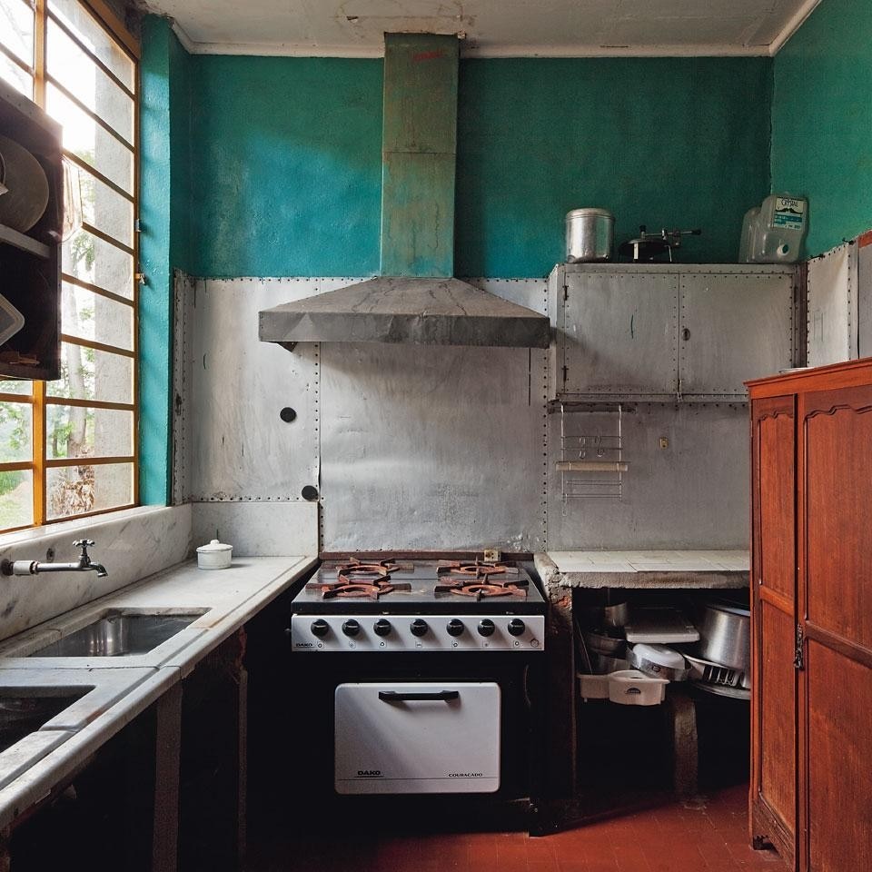 An intense green identifies
the kitchen