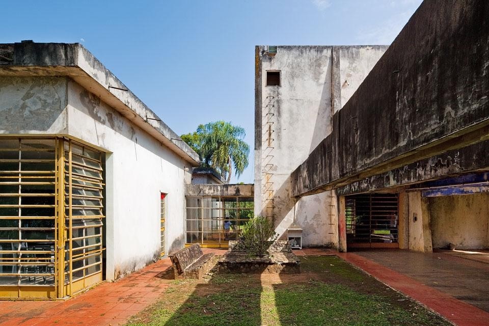 the garden located
between the monumental
volume of the main hall and
the lateral volumes, which
contain the bedrooms and
service areas