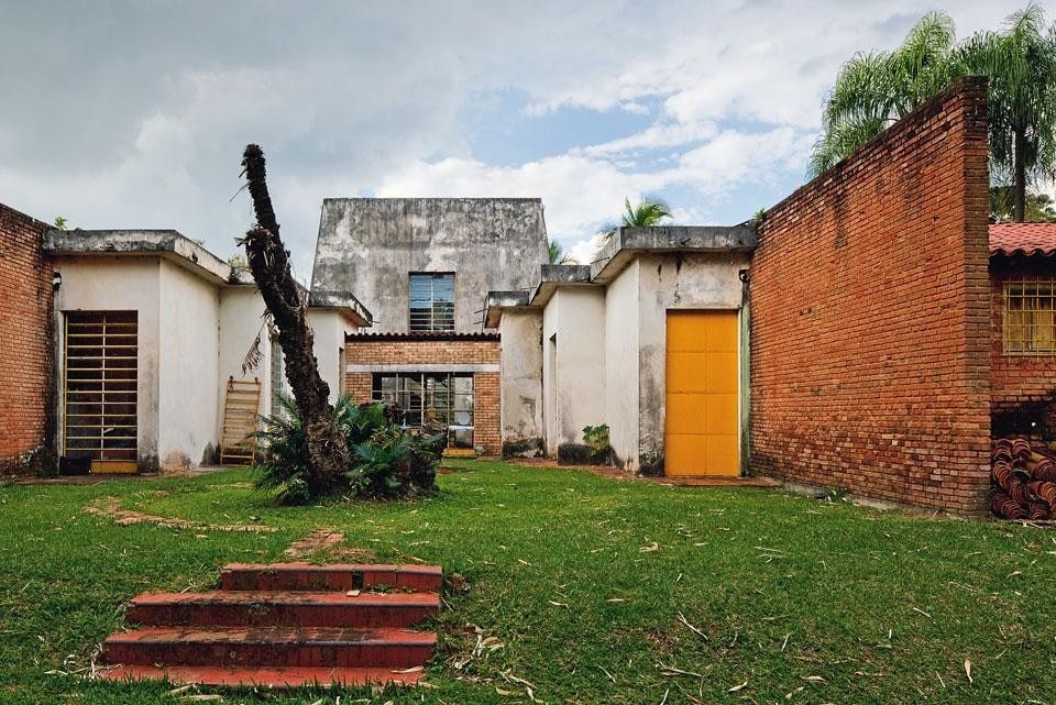 Critics have often spoken of
Fazenda Capuava as a “wellcalculated
festival”; the rows
of palm trees, for example,
were positioned in order to be
reflected in the pool