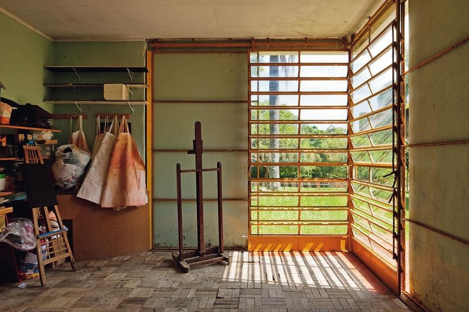 Carvalho designed
corner windows for each of
the two wings Carvalho designed
corner windows for each of
the two wings