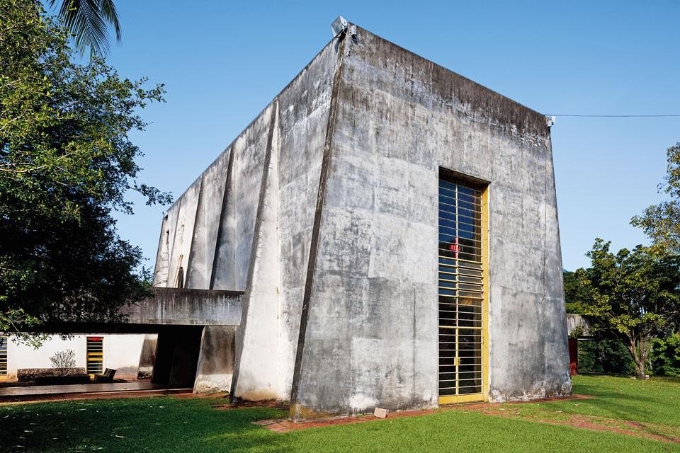 The Fazenda Capuava
was designed in minute
detail so as to evoke a sense
of theatricality—from the
Egyptian silhouette of the
central structure flanked
by two rows of palm trees, to the intense colours
that adorn the two adjacent
verandas