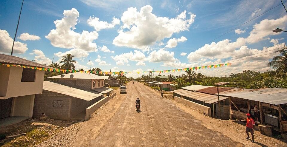 A stretch
of the main Manta-Manaus
highway passing through
Palmeras de Ecuador. Photo by Gabriel Moyer-Perez