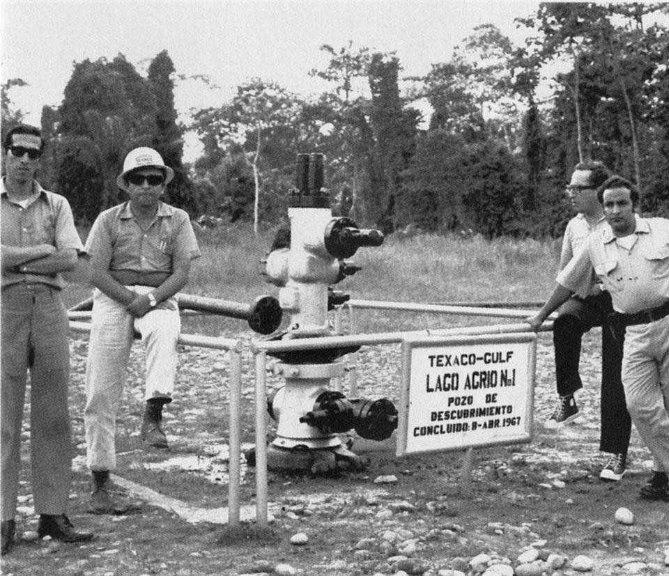 The first oil well drilled
in Lago Agrio by Texaco-Gulf,
in 1967. Photo Luis Mejía Archive