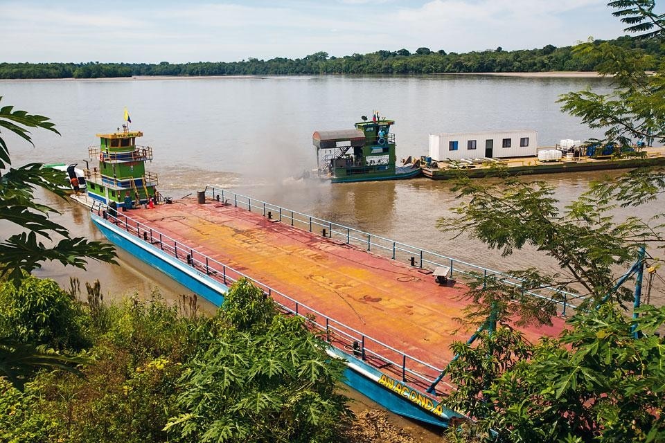 Barges
at the Puerto Providencia
transit port along the Manta-
Manaus route