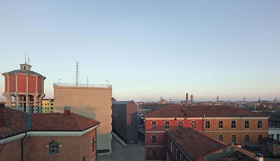 This seven-storey building
in Venice clings to the
historic framework of the
ex-Manifattura Tabacchi
complex, the oldest part
of which dates from 1786.
Together they house the new
citadel of justice. Photos by Pietro Savorelli