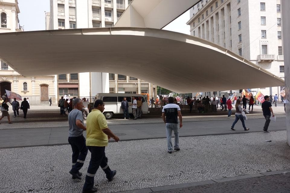 Paulo Mendes da Rocha: pórtico de la Praça do Patriarca, São Paulo, Brazil