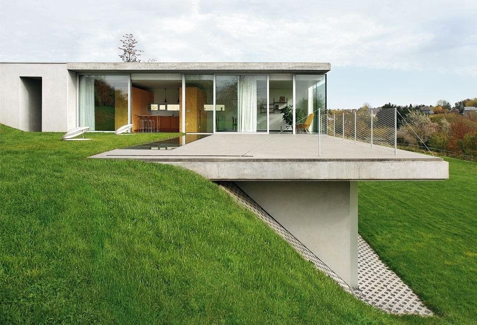 Unlike the terrace
with skylight,
the edge of the roof is not
protected by railings