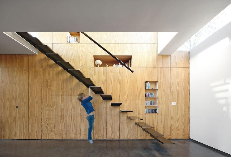 The built-in furniture only
occupies the space that is
strictly necessary, thus
leaving the interiors as empty
as possible. The door handles
have two different parts:
on one side, an industrially
manufactured handle; on the
other, a lock that is also a
handle. To accommodate this
solution, the doors are thicker
than usual