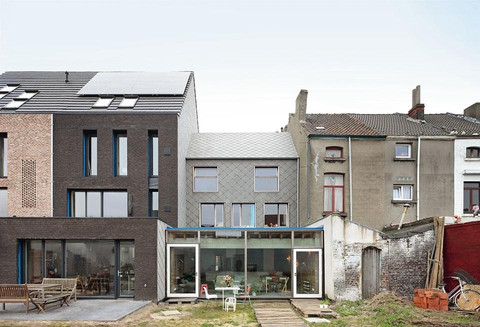 Subtle alterations
distinguish the Belgian
studio’s work, such as the
colour contrast on the rear
façade of the house
