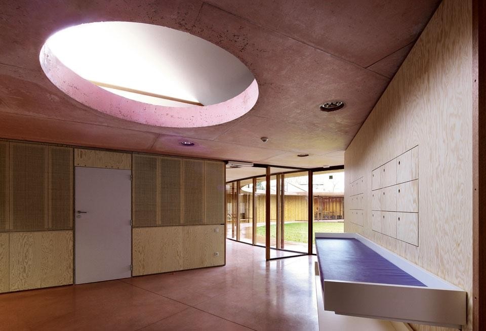 The circular
forms—the central patio and
the skylights—are a leitmotif
in the section that houses the
kindergarten. The framework
is in concrete cast on site
and integrally coloured in the
depth of the mix