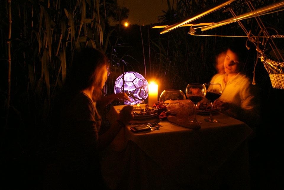 <em>Bird's dining room</em>; An intuitive excursion in a natural setting ends up at the birds’ dining room, an improvised hide-observatory where a romantic meal awaits you in a setting where no detail has been spared, in a beautiful and meticulously designed space in the heart of the river delta