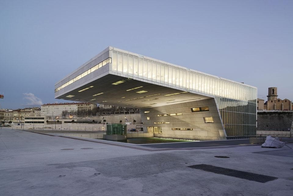 36-metre cantilevered
space. This volume
houses a gallery with a
surface of about 1,000 m2.
The lower slab features a floor
with a sequence of glazed
apertures through which the
water below can be seen