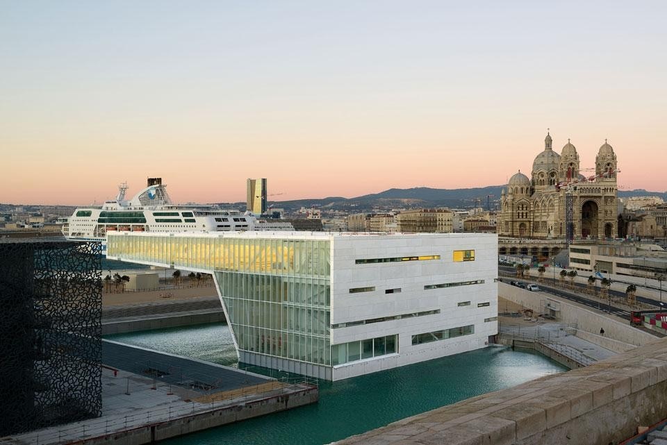 Villa Méditerranée enjoys
visual contact with Sainte-
Marie-Majeure Cathedral
(1852-1893), designed by Léon
Vaudoyer, and with the CMA
CGM Tower by Zaha Hadid