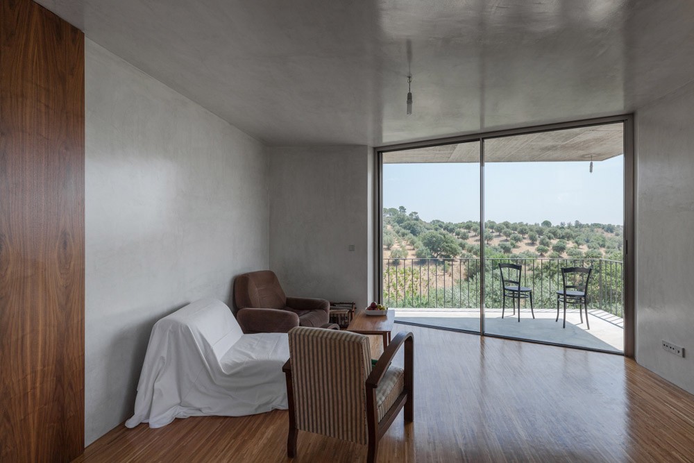 Miguel Marcelino, House on a warehouse Miguel Marcelino, House on a warehouse