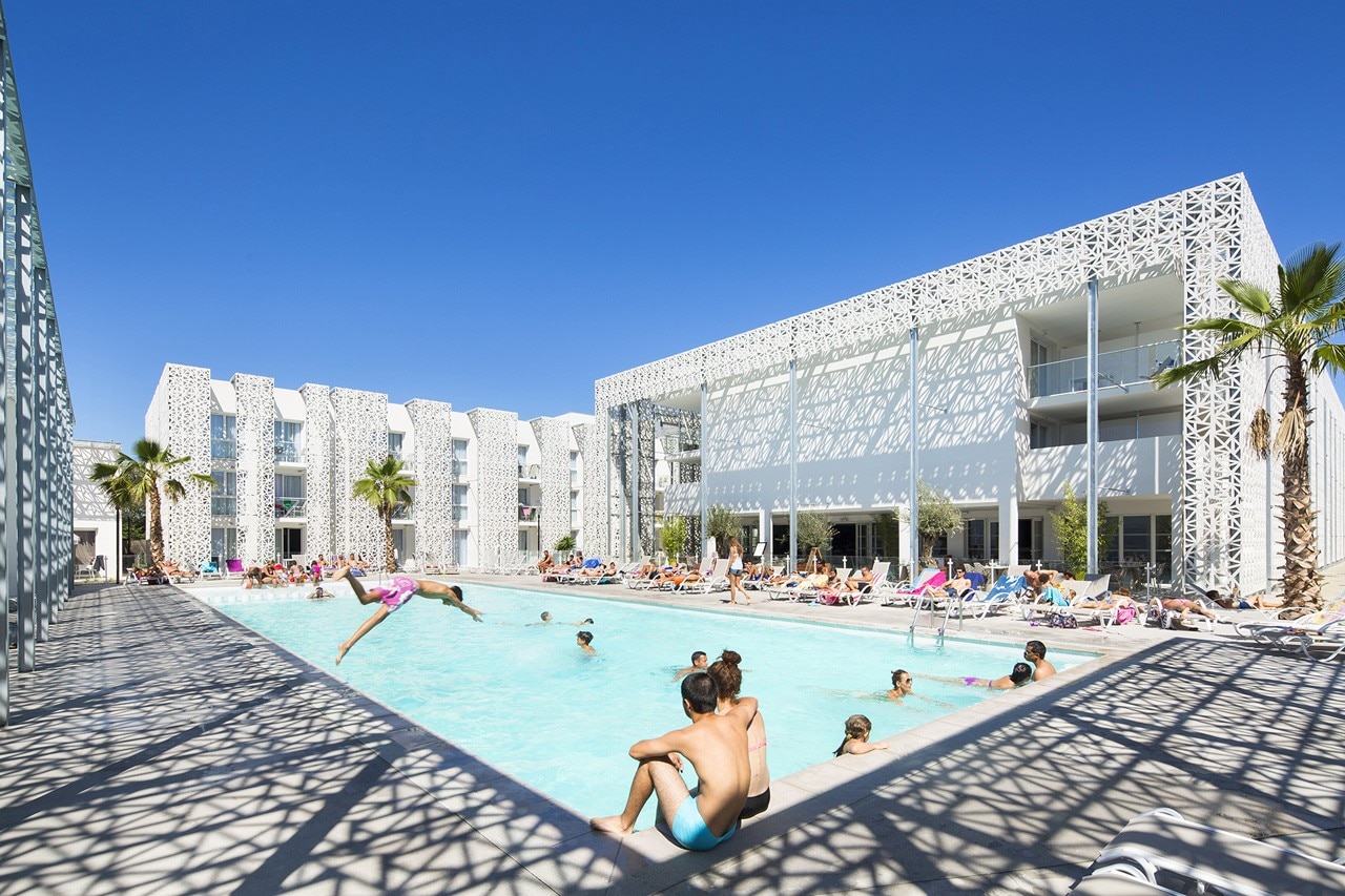 Jacques Ferrier Architectures, Nakâra Residential Hotel, Cap d’Agde, France. Photo © Jacques Ferrier Architectures