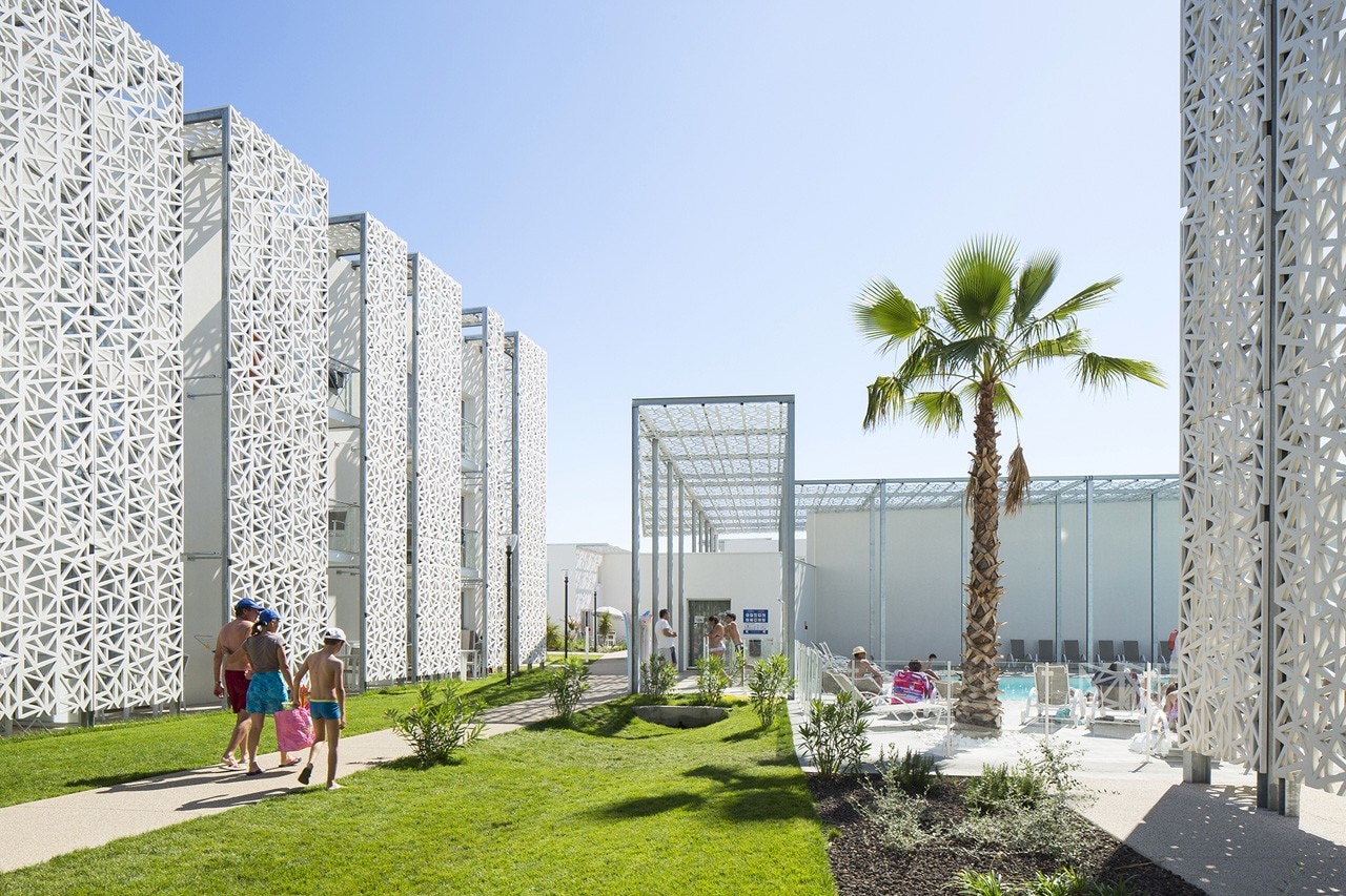 Jacques Ferrier Architectures, Nakâra Residential Hotel, Cap d’Agde, France. Photo © Jacques Ferrier Architectures