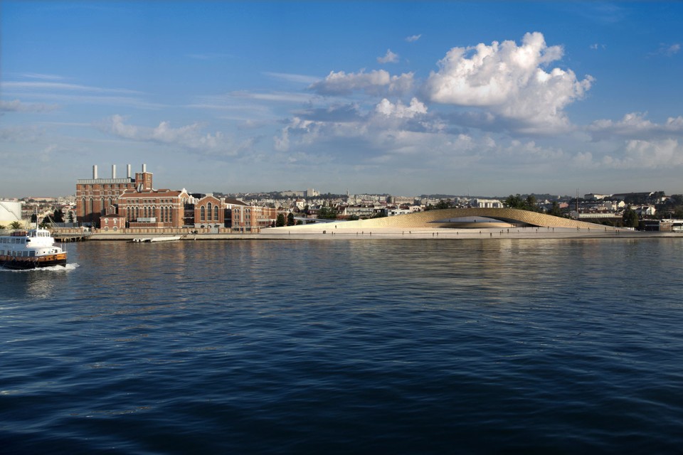 View of the MAAT from the Tagus river, in Belém: on the left, the former Central Tejo power station and, on the right, the Amanda Levete’s extension. Photo Hufton+Crow