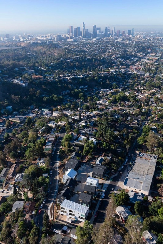 Barbara Bestor, case Blackbirds, vista aerea da cui si vede il centro di Los Angeles