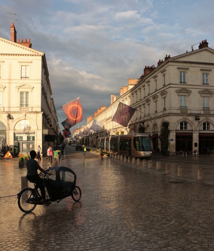 La rue Jeanne d’Arc a Orléans allestita per l’inaugurazione della Biennale di Architettura