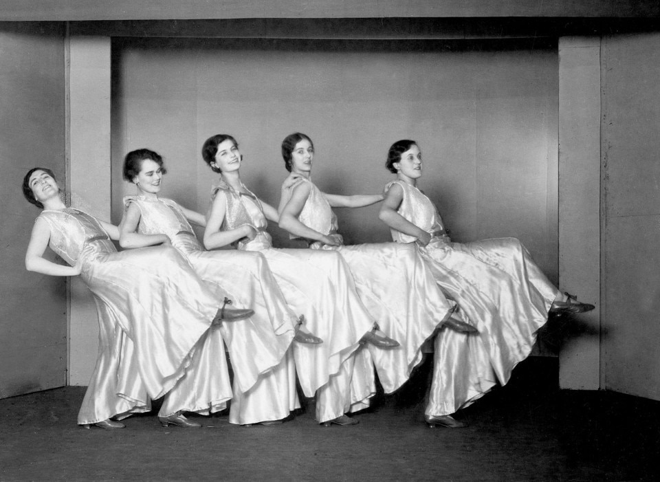 AA Pantomime, 1930, spettacolino intitolato “Mr Goodden’s Young Ladies” (Mary Crowley, Carmen Dillon, Peggy Gick, Jill Muncaster, Betty Ellis). Courtesy of AA Photo Library