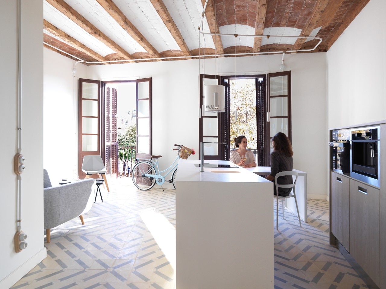 Cometa Architects renovate an old apartment in Barcelona using light