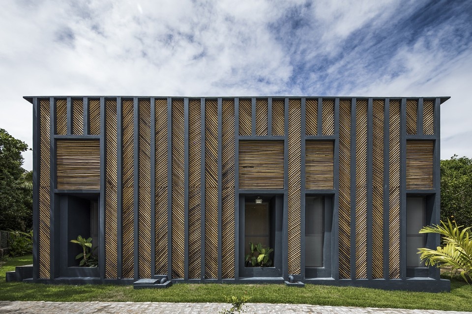 ontsnapping uit de gevangenis Celsius Bouwen Brazil. A bamboo-clad house made of blue concrete by Vilela Florez