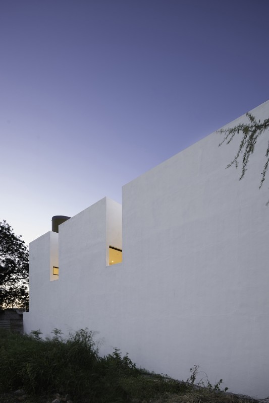 Mexico. Casa Quince is a solid yet porous volume designed by RML diseño