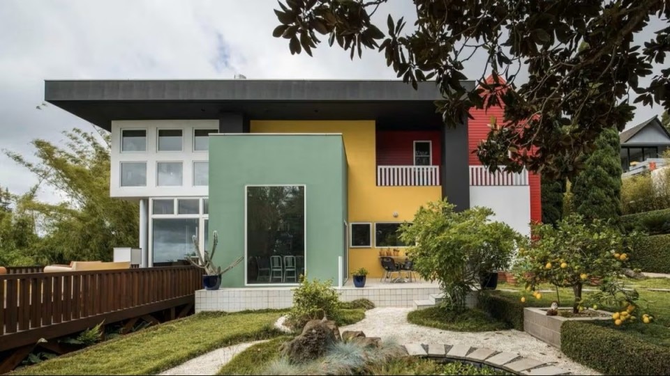 Ettore Sottsass designed very few houses. One of them is in Hawaii