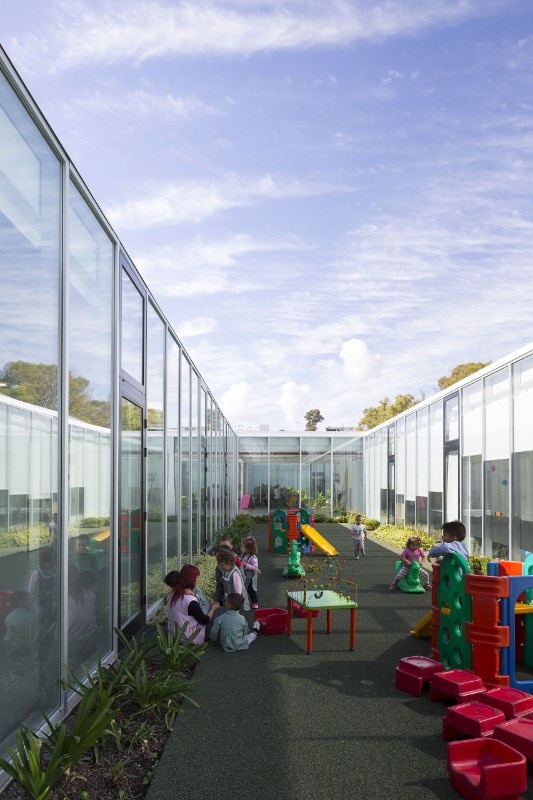 Bambini che abitano uno dei cortili interni del centro di sviluppo per bambini Rayito de Sol Bambini che abitano uno dei cortili interni del centro di sviluppo per bambini Rayito de Sol