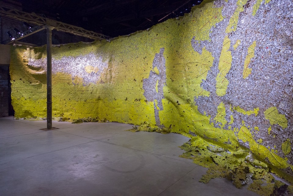 El Anatsui, Earth Shedding Its Skin (2019). Photo Giulia Di Lenarda