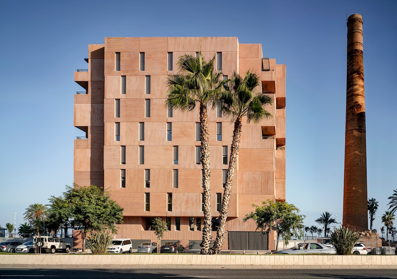 A careful use of materials in a residential building in Malaga with 73