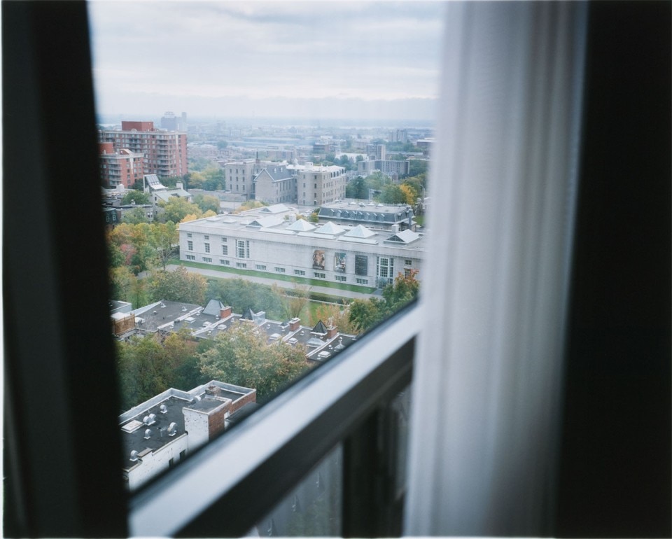 Vista del CCA da una finestra dell'Hôtel du Fort, Montreal. Fotografia di Naoya Hatakeyama. Collezione CCA. Dono dell’artista. © Naoya Hatakeyama