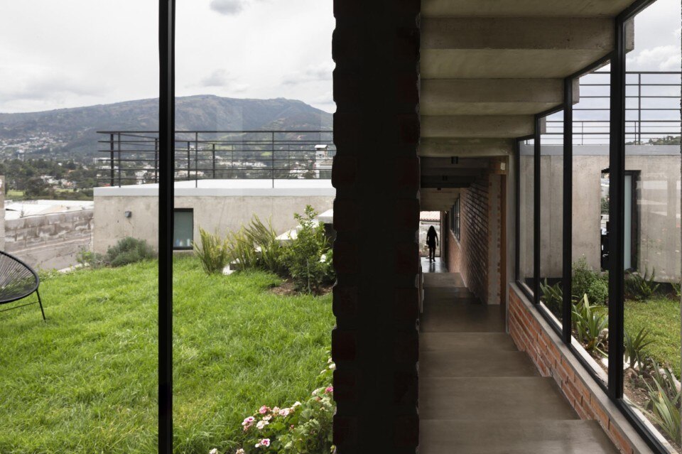  El Sindicato Arquitectura, Casa en pendiente, Cumbayá, Quito, Ecuador 2021. Photo Andrés Villota