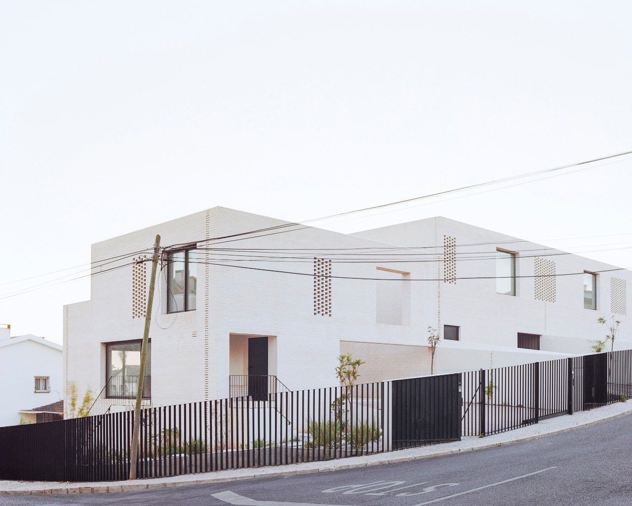 White bricks for Extrastudio’s terraced houses in Portugal