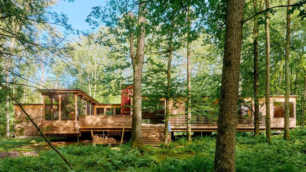 A low-impact home in the forests of New York