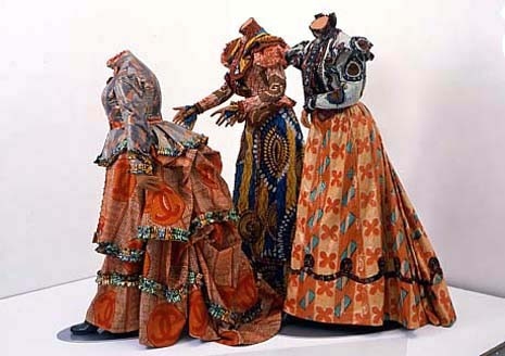 “Three Graces”, 2001, three life size mannequins, dutch wax printed cotton textile. Courtesy Stephen Friedman Gallery. Foto: Stephen White