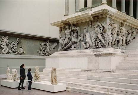 Thomas Struth, <i>Pergamon Museum 6</i>, 1996 (180,5 x 220,8 cm). Galleria Monica De Cardenas, Milan

